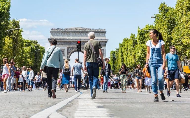 Illustration marcheurs à Paris
