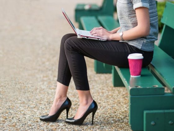 Image d'illustration : adulte travaillant à l'extérieur Paris