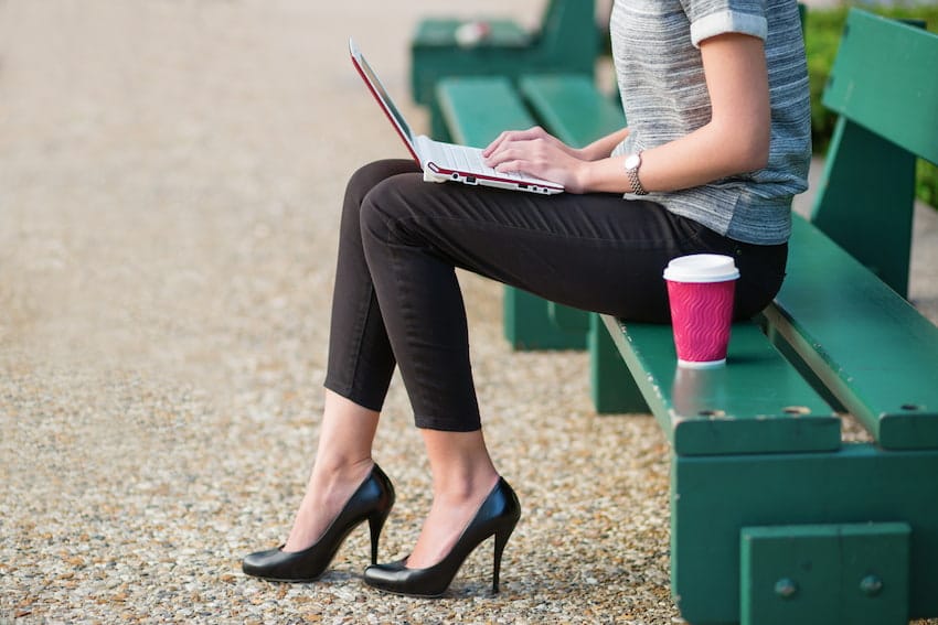 Image d'illustration : adulte travaillant à l'extérieur Paris