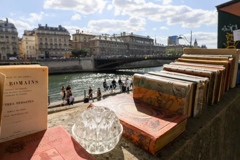 Vente de livre à Paris