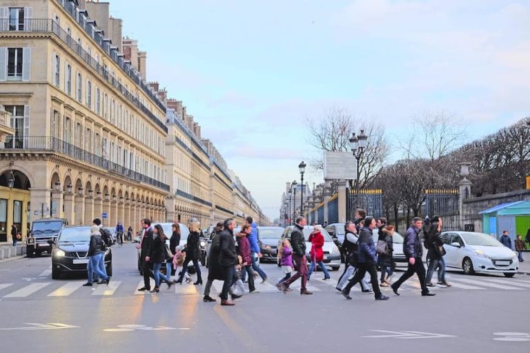 Image d'illustration : piétons à Paris