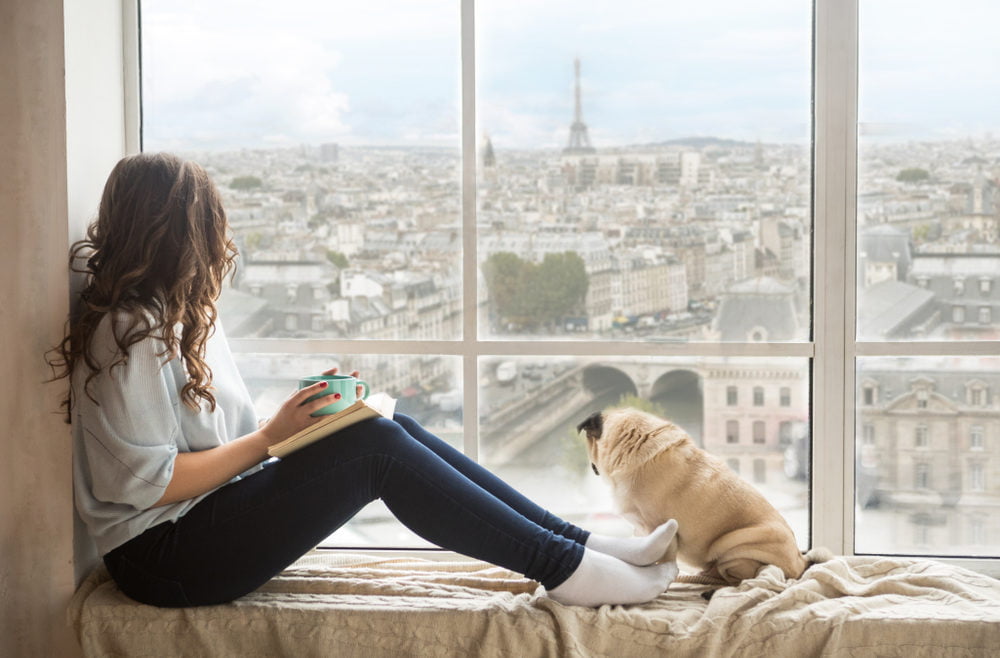 Femme et son chien contemplant la vue sur Paris © Iryna Kalamurza