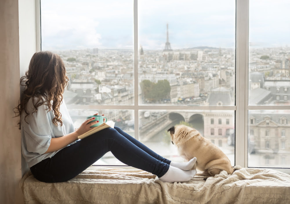Femme et son chien contemplant la vue sur Paris © Iryna Kalamurza
