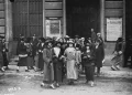 La grève des midinettes devant la Bourse du Travail, Agence Meurisse © Source Gallica.bnf.fr / Bibliothèque Nationale de France