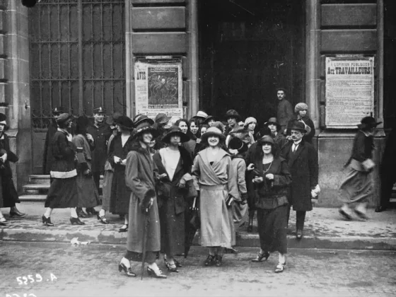 La grève des midinettes devant la Bourse du Travail, Agence Meurisse © Source Gallica.bnf.fr / Bibliothèque Nationale de France