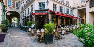 Restaurant dans le Passage du commerce Saint-André, Paris 6e © Catarina Belova
