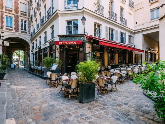 Restaurant dans le Passage du commerce Saint-André, Paris 6e © Catarina Belova